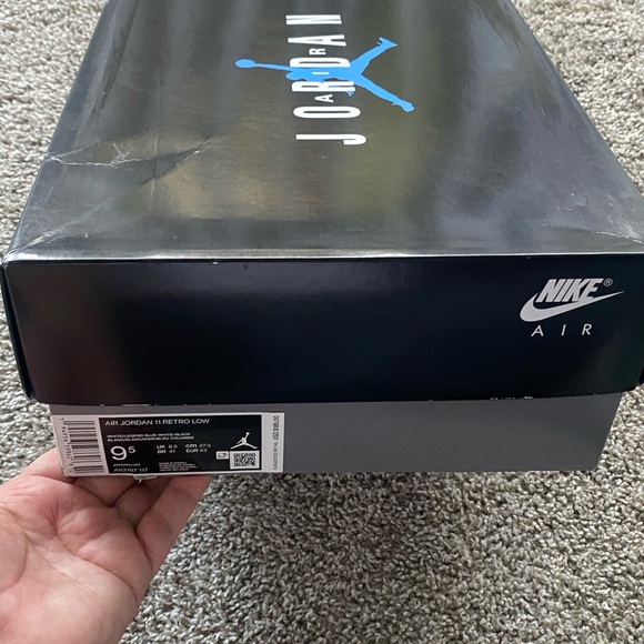 Air Jordan Retro 11 Low size 9.5 mens - Picture 7 of 13
